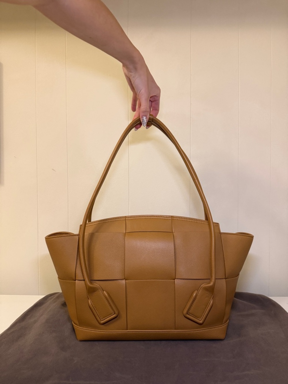 Bottega Veneta Medium Arc Tote in Grained Calfskin Maxi Intrecciato